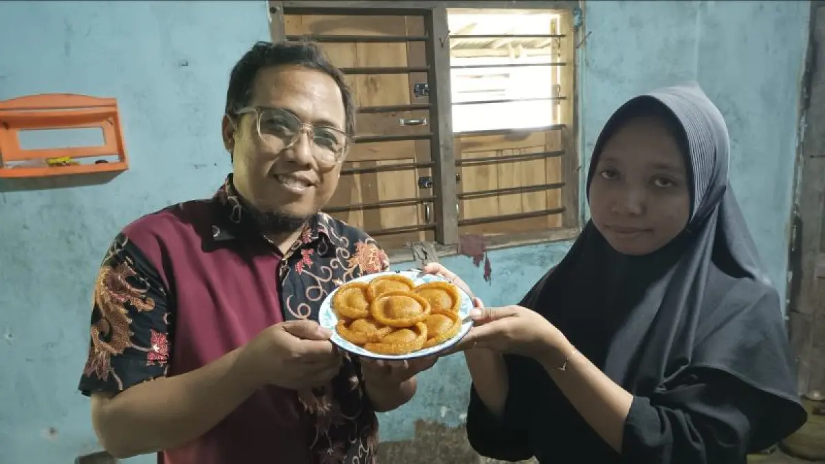 MAKANAN TRADISIONAL: Warga Desa Temanggal, Kecamatan Adimulyo menunjukkan kue cucur buatannya yang begitu menggugah selera. (M Hafied/Radar Jogja)