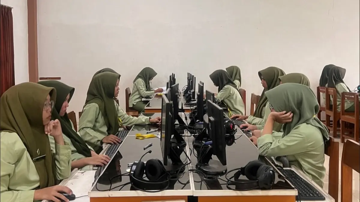 Para siswa SMK Syubbanul Wathon Secang tidak hanya belajar pendidikan vokasi, tapi juga mendapat pembinaan pesantren.
