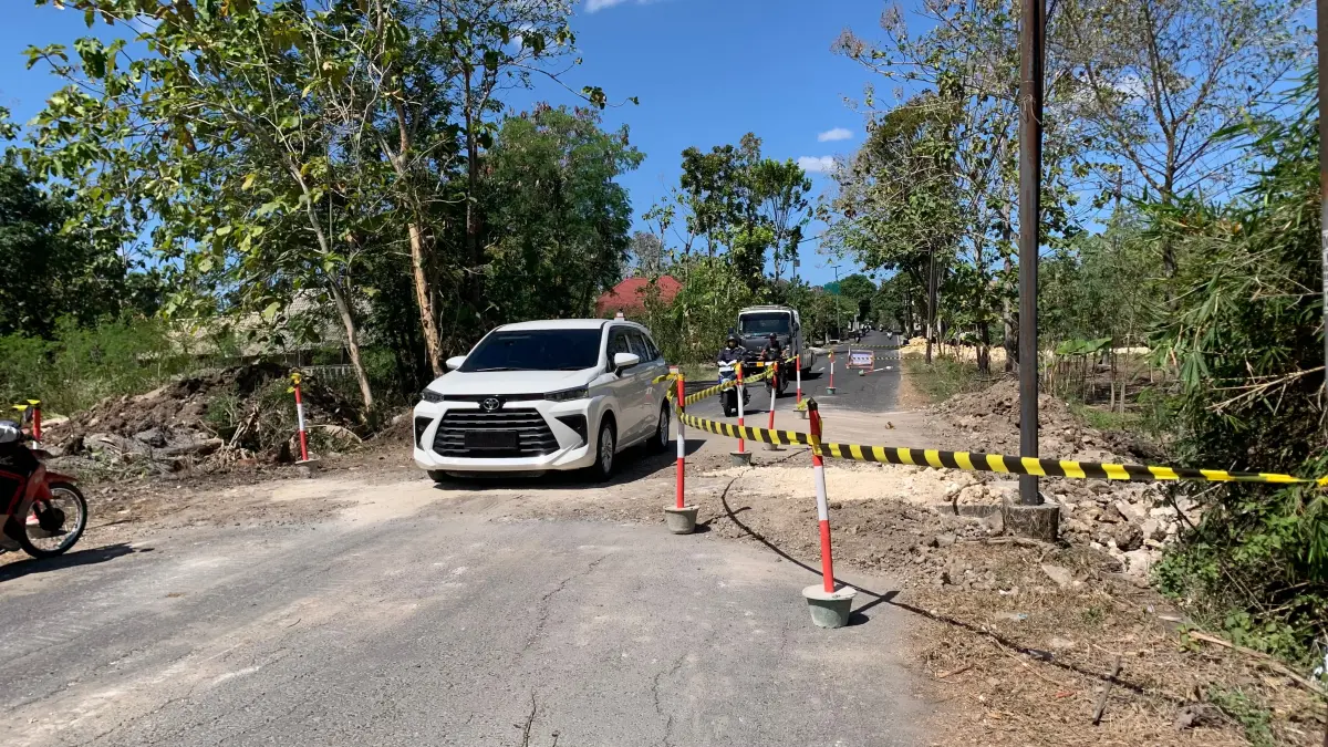 Police line terpasang di lokasi proyek peningkatan Jalan Playen–Paliyan untuk mengamankan area pekerjaan.