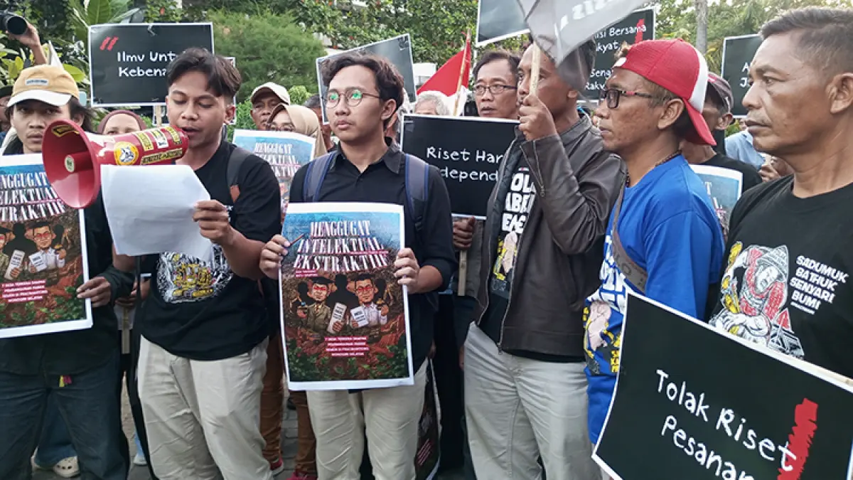 PROTES: Puluhan warga Pracimantoro, Wonogiri yang tergabung dalam Paguyuban Tali Jiwa penolak tambang semen saat menggeruduk Fakultas Geografi UGM, Jumat (24/7/2026). (Foto: Yusuf Bastiar/Radar Jogja)
