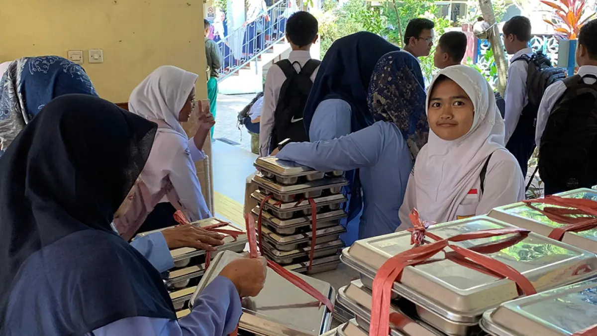 RAPI: Siswa SMPN 3 Wates mengumpulkan ompreng MBG ke meja kumpul. Anom Bagaskoro/Radar Jogja