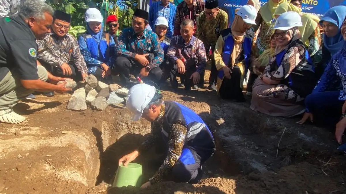 SIMBOLIS: Wakil Menteri Pendidikan Dasar dan Menengah (Wamendikdasmen) RI Fajar Riza Ul Haq sedang melakukan peletakan baru pertama di TK Aisyiyah Pembina Banguntapan Jumat (24/7).&nbsp;(Cintia&nbsp;Yuliani/Radar Jogja)