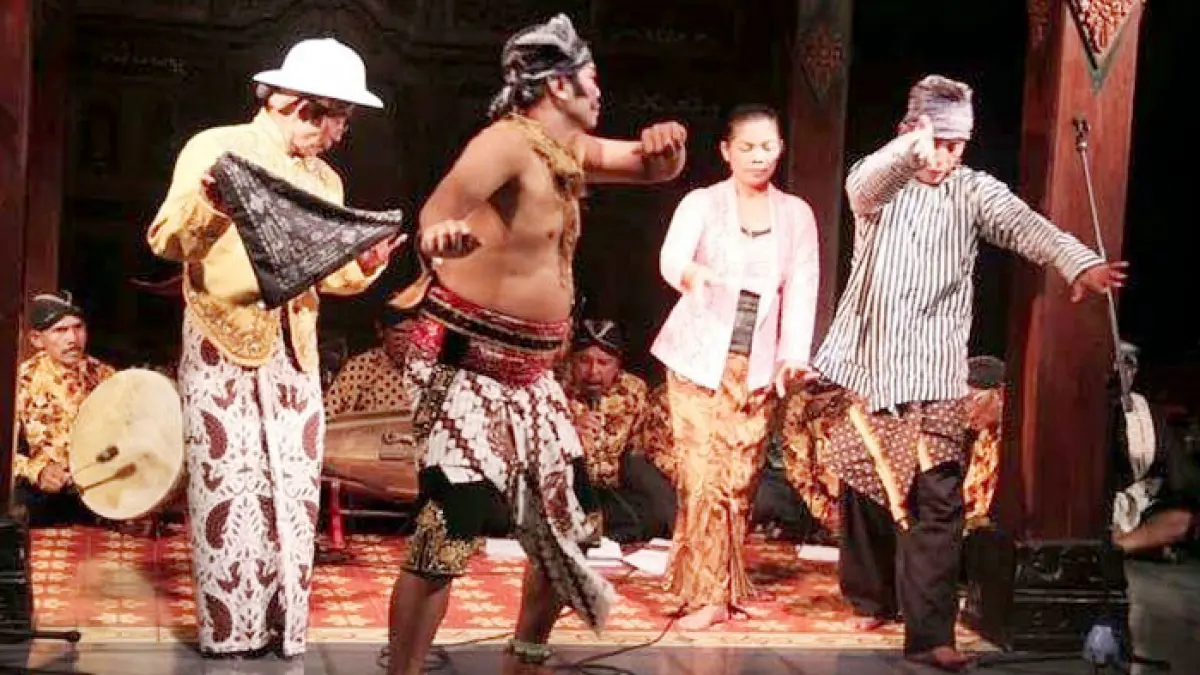 Srandul berbentuk teater rakyat yang sajiannya menggabungkan drama, tari, dan musik. Srandul disebut teater rakyat, karena tumbuh dan berkembang di lingkungan masyarakat yang tidak terikat dengan norma-norma istana. (Foto Istimewa)
