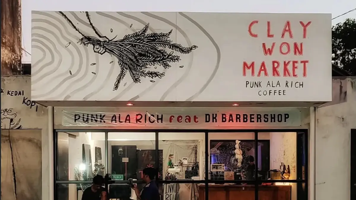 Suasana bagian depan kedai kopi Punk Ala Rich di Kotagede, Yogyakarta, yang mengusung konsep unik bernuansa mistis dan alternatif. (Instagram/@Punkalarich)