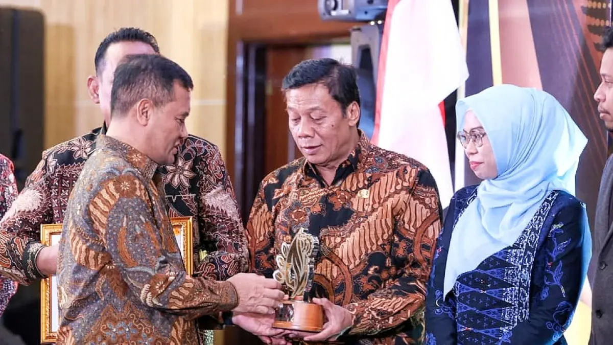 Wakil bupati Magelang saat menerima penghargaan pada ajang Jateng Green Industrial Summit 2026 di Semarang, Kamis (23/7) malam.