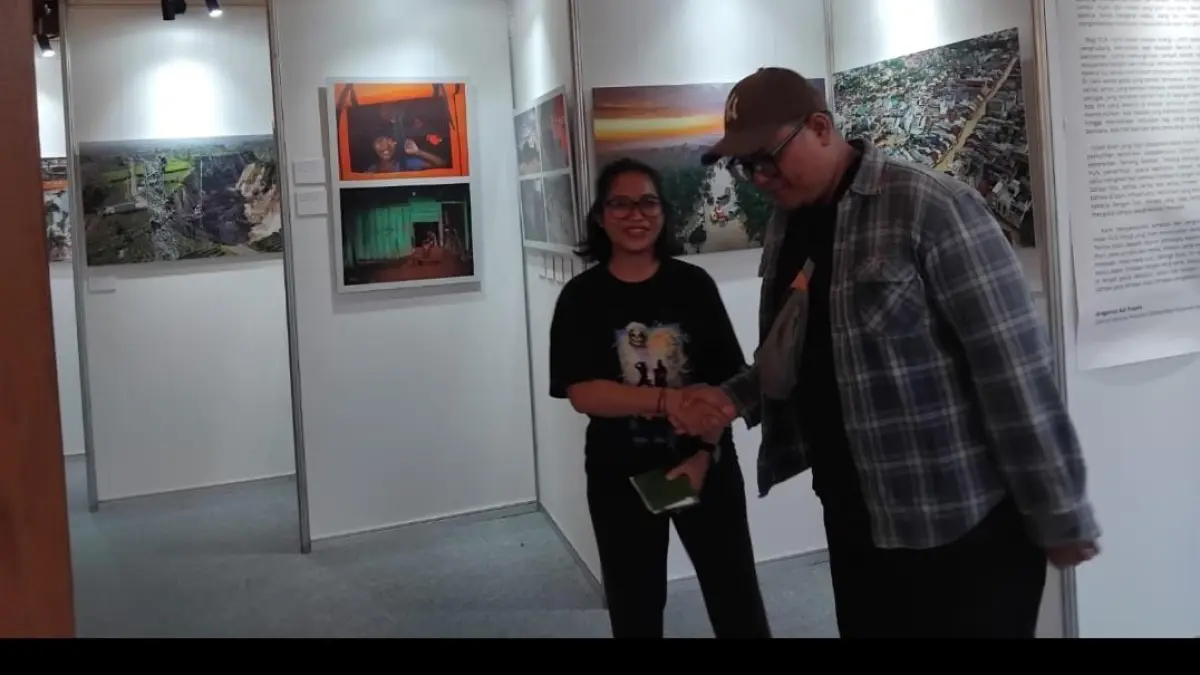 Ari Kurnia Hadi (kiri) salah seorang penikmat seni di Pameran Foto, Peluncuran Buku, dan Diskusi Foto di Omah Petroek, Sleman, Sabtu 25 Juli 2026. (Foto: Rizky Kopong/Radar Jogja)