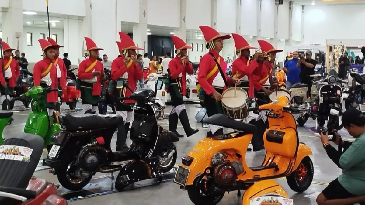 Pembukaan Jogja Scooter Parade 2026 dimeriahkan pasukan bregodo Lombok Abang di Jogja Expo Center, Sabtu 25 Juli 2026. (Foto: iwa ikhwanudin/Radar Jogja) 