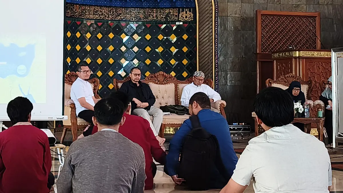 RUANG EDUKASI: Ketua School of Liberation Ahmad Hanafi Rais (tengah baju hitam) bersama dua pembicara lain dalam acara talkshow Merawat Ingatan, Membela Palestina di Ruang Utama Masjid UGM, Sabtu (25/7/2026) - Foto fahmi fahreza