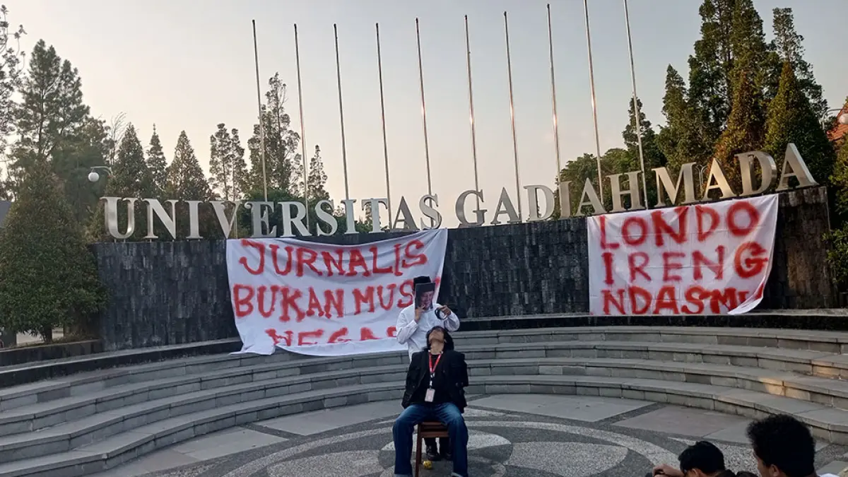 Puluhan wartawan yang tergabung dalam Aliansi Jurnalis Independen (AJI) Jogja bersama Pers Mahasiswa se-DIJ menggelar aksi protes terhadap labeling "londo ireng" yang dilakukan Presiden Prabowo terhadap jurnalis, pengamat dan LSM. Yusuf Bastiar/Radar Jogja
