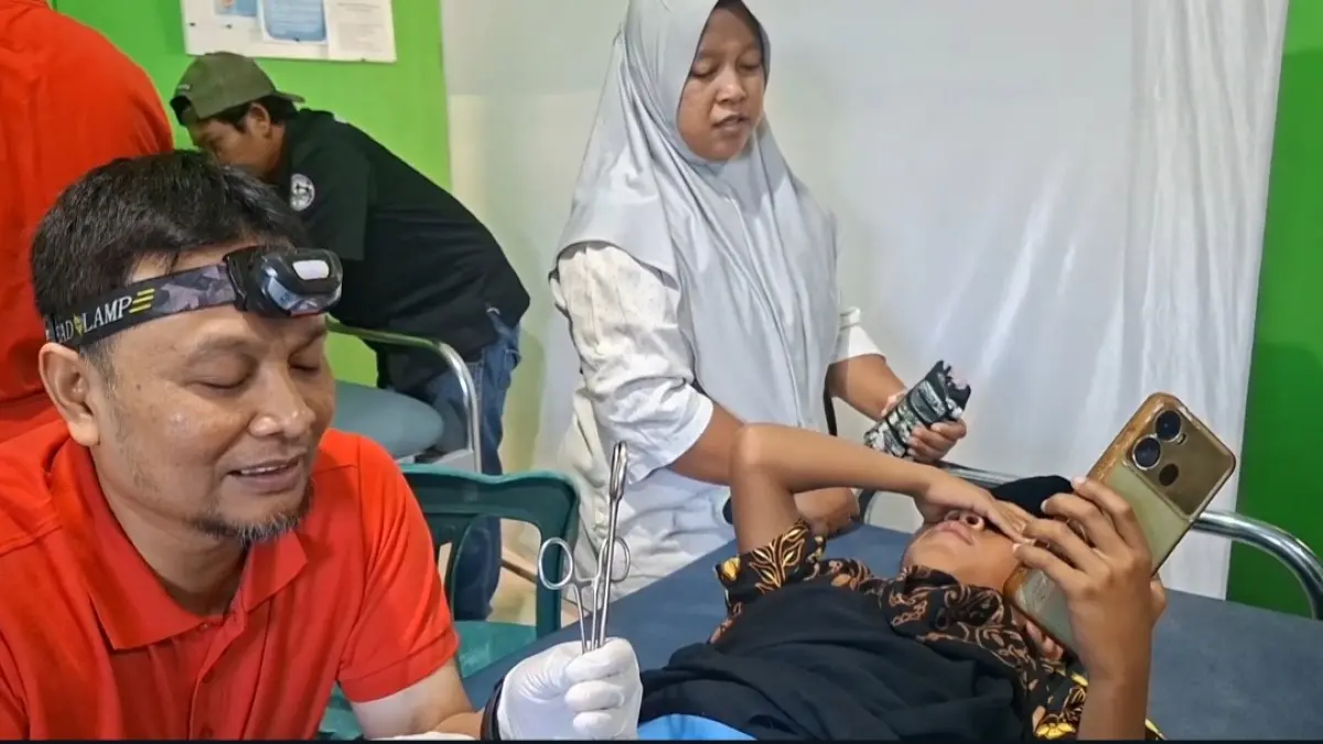 Anak-anak saat dikhitan pada kegiatan Apel Siaga Ambulans Desa Gemilang putaran ke-17 di Kabupaten Magelang. (ISTIMEWA)