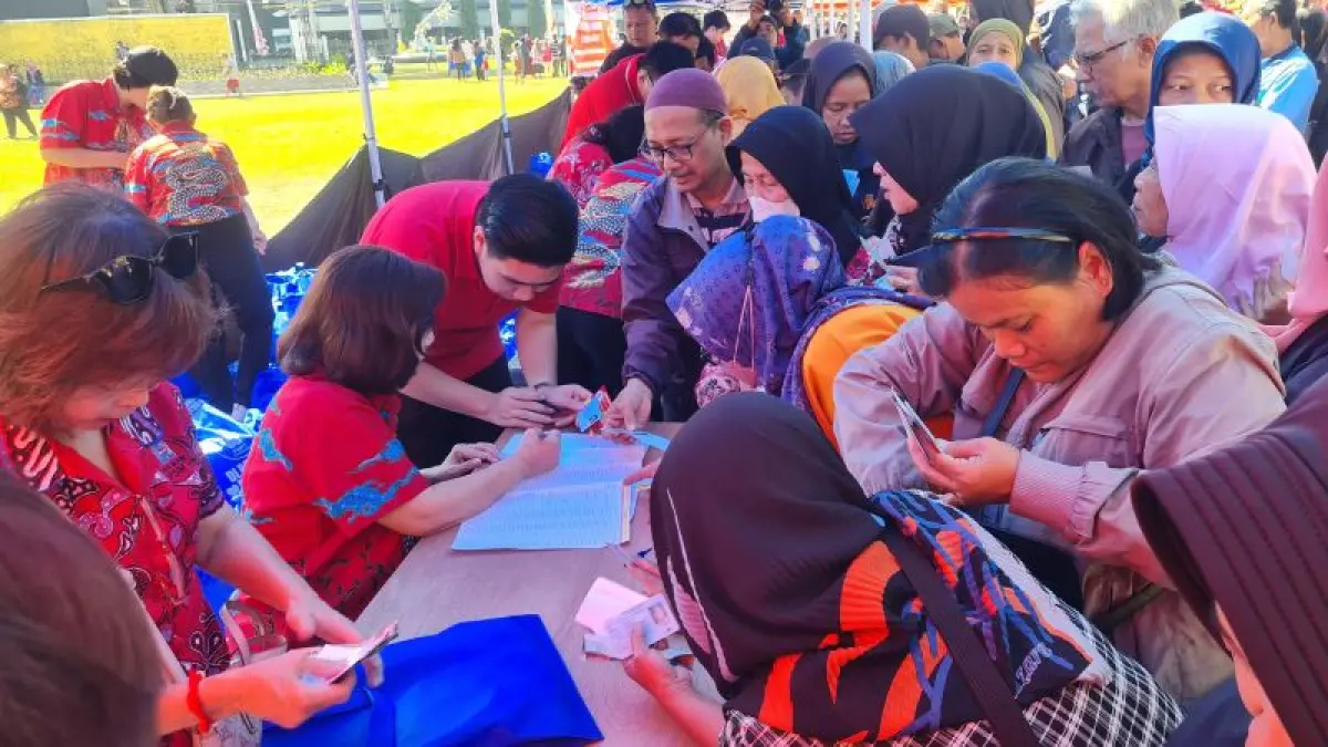 ANTRE: Warga rela mengantre demi mendapatkan sembako dengan harga murah di Alun-Alun Kota Magelang Sabtu (25/7). (NAILA NIHAYAH/RADAR JOGJA)
