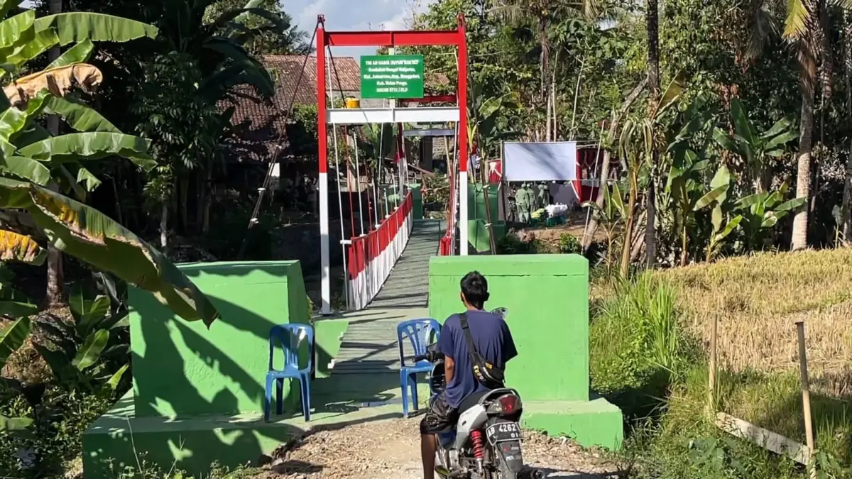 BARU: Masyarakat Kalurahan Jatisarono mencoba jembatan garuda yang telah dibangun selam sebulan terakhir - Dokumentasi Pemkab Kulon Progo