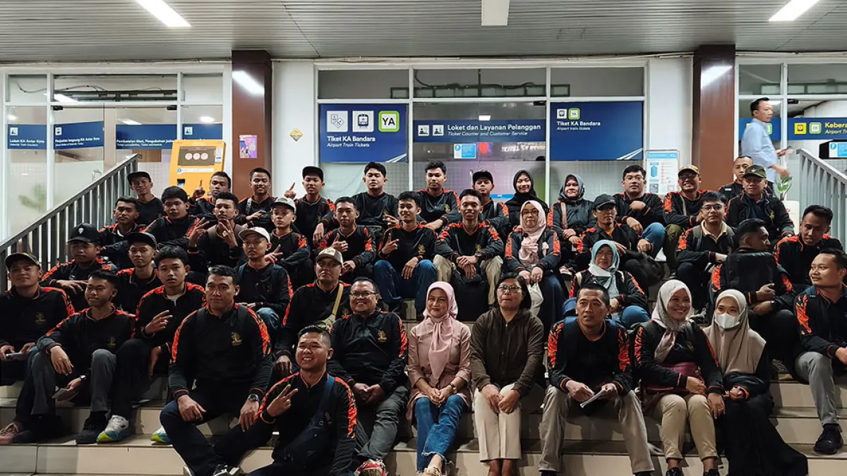 BAWA NAMA DAERAH: Kontingan DIY peserta Lomba Kompetensi Siswa (LKS) Pendidikan Menengah Tingkat Nasional 2026 siap bertolak ke Jakarta. Mereka dilepas di Stasiun Tugu pada Sabtu (25/7) malam. Fahmi Fahriza/Radar Jogja