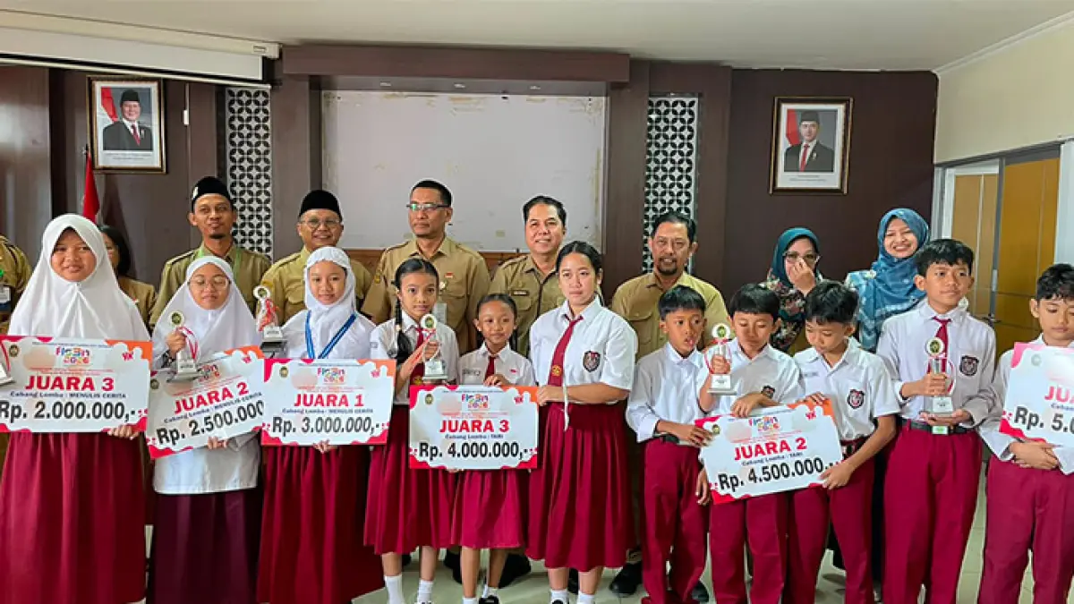 BERPRESTASI: Sejumlah siswa yang meraih juara dalam Festival LS3N jenjang SD/MI sederajat Kota Yogyakarta 2026 berfoto bersama usai mendapatkan penghargaan dan uang pembinaan dari Dinas Pendidikan Pemuda dan Olahraga Kota Yogyakarta.