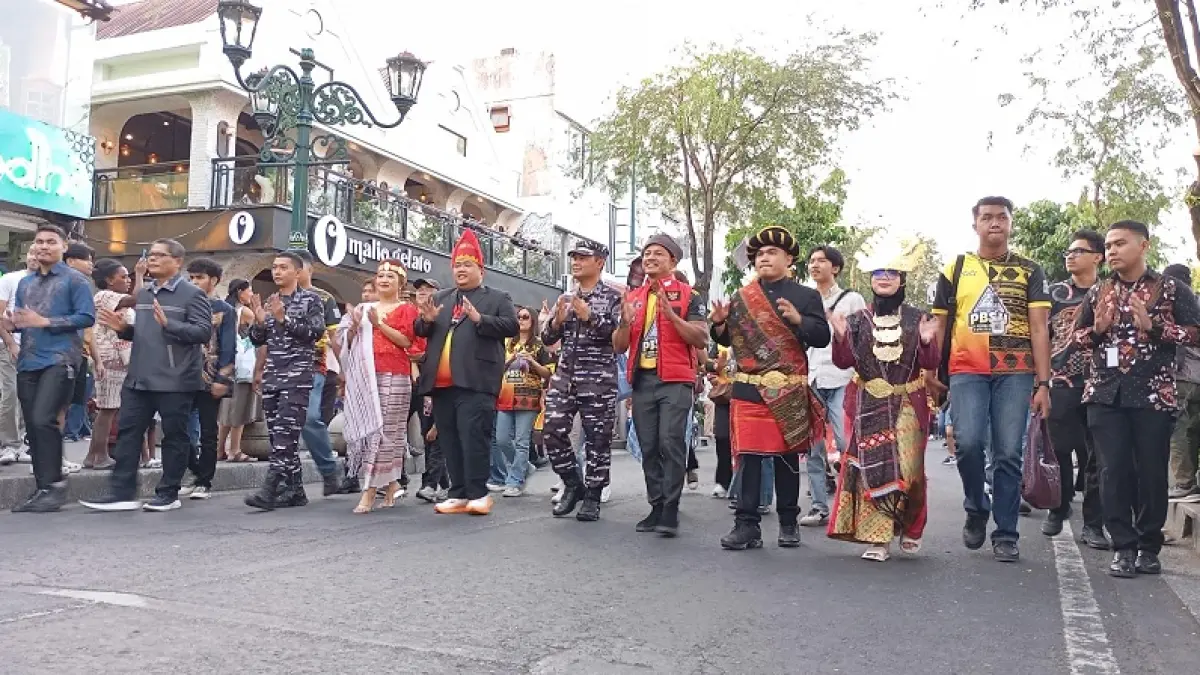 BERSATU: Suasana pawai Pesona Budaya Sumatera Utara yang diselenggarakan di Malioboro, Minggu (26/7/2026). Kegiatan tersebut melibatkan berbagai etnis Batak hingga Melayu. IWAN NURWANTO/RADAR JOGJA