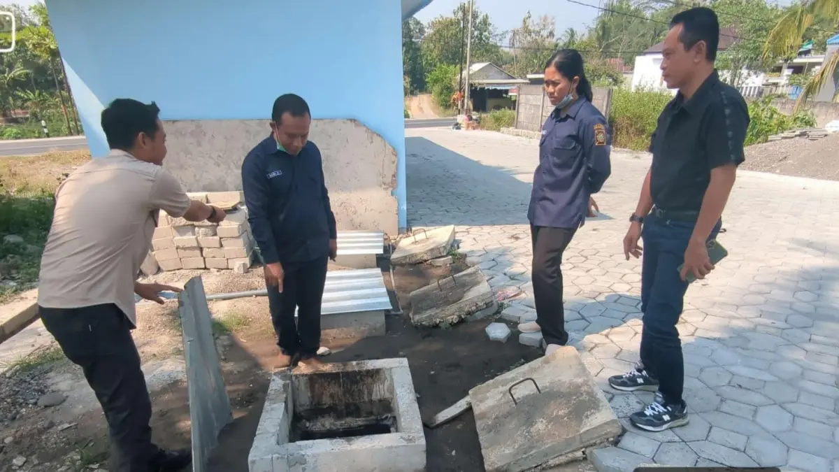 CEK: Tim DLH Kulon Progo meninjau pengolahan limbah melalui IPAL milik SPPG - Dokumentasi DLH Kulon Progo