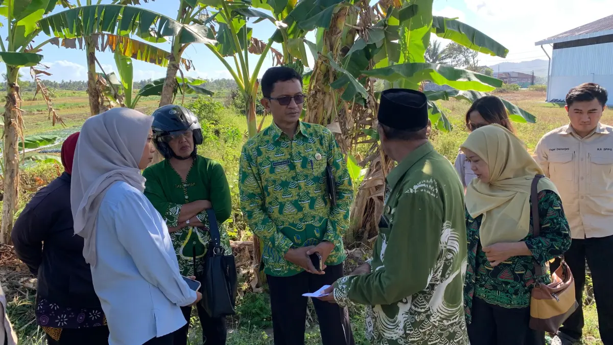 Kadis DLH Kulon Progo saat melakukan tinjauan salah satu SPPG bersama Lurah Kulwaru. (ANOM BAGASKORO/RADAR JOGJA)