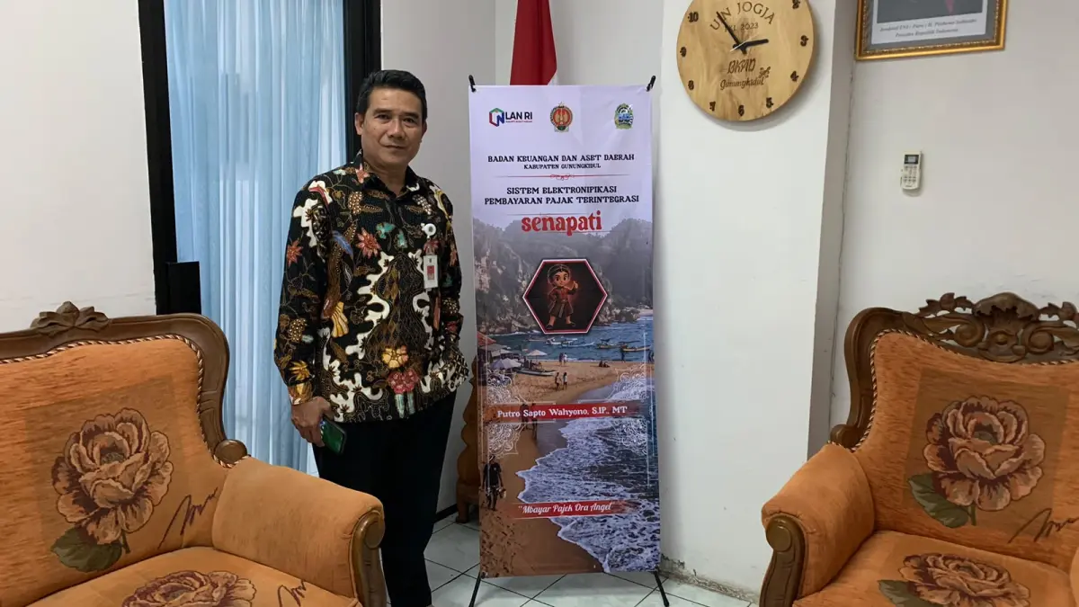‎Kepala BKAD Gunungkidul Putro Sapto Wahyono menunjukkan logo aplikasi Sistem Elektronifikasi Pembayaran Pajak Terintegrasi (Senapati) di kantornya. Aplikasi tersebut dihadirkan untuk mempermudah pembayaran pajak daerah secara digital - Dzika Fajar