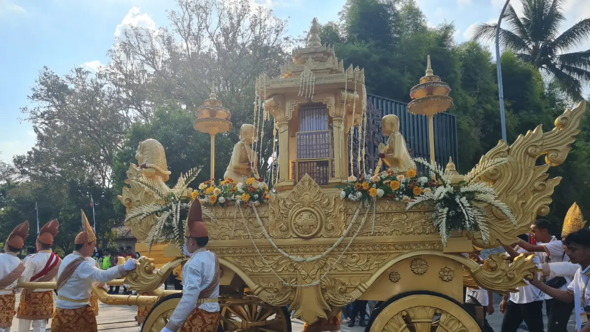 KHIDMAT: Ribuan umat Buddha mengikuti prosesi Pujayatra dari Candi Mendut menuju Candi Borobudur, Minggu (26/7) - NAILA NIHAYAH/RADAR JOGJA