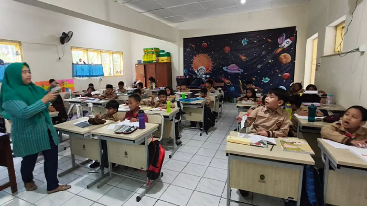 KOMUNIKATIF: Seorang guru tengah mengajar  di SD Negeri Puro Pakualaman I. Pola pembelajaran mengedepankan interaksi aktif siswa. 