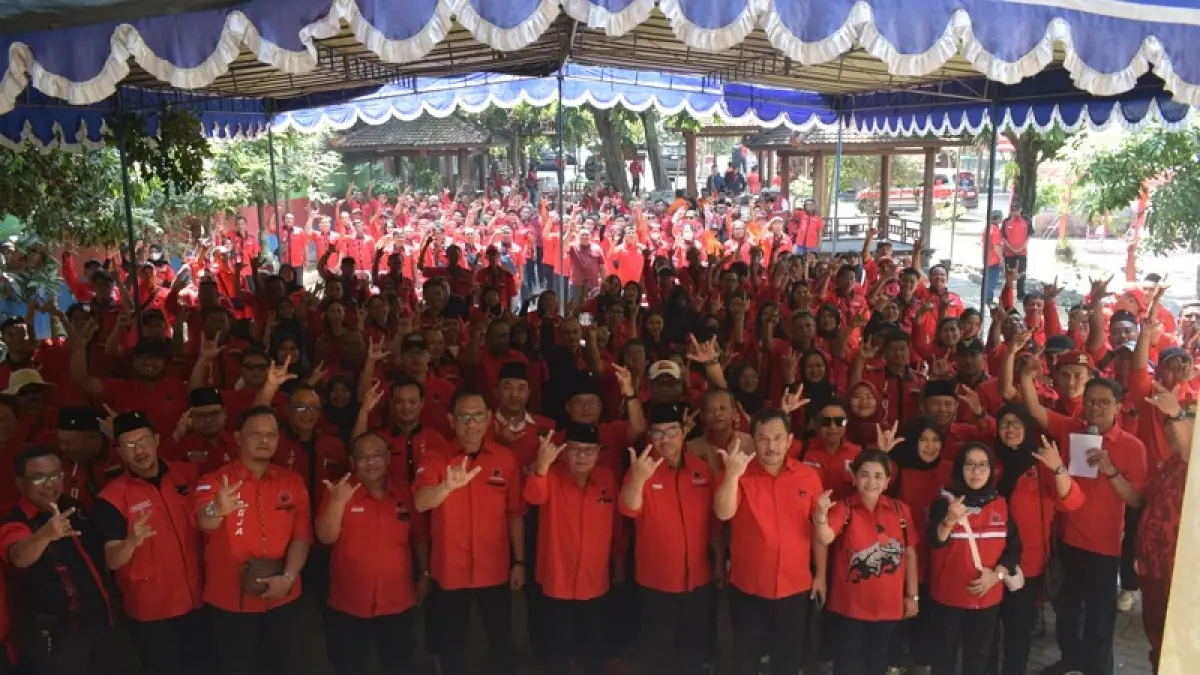 KONSOLIDASI: Jajaran pengurus ranting, badan, dan sayap DPC PDI Perjuangan Kota dilantik. Acara berlangsung di Taman Legawong, Umbulharjo, Jogja, Minggu (26/7/2026). Kusno S Utomo/Radar Jogja