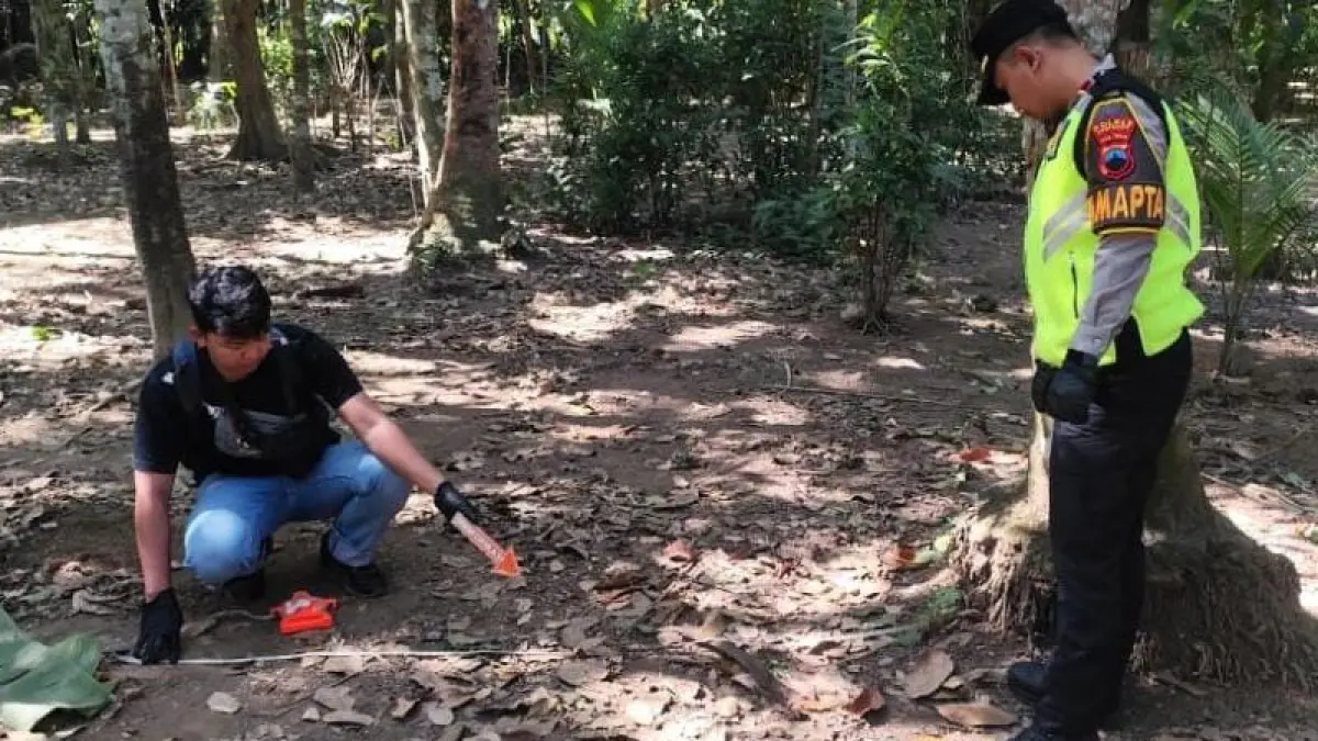 Polsek Puring melakukan olah tempat kejadian perkara di lokasi terjatuhnya seorang penderes nira. (Dokumentasi Polres Kebumen)