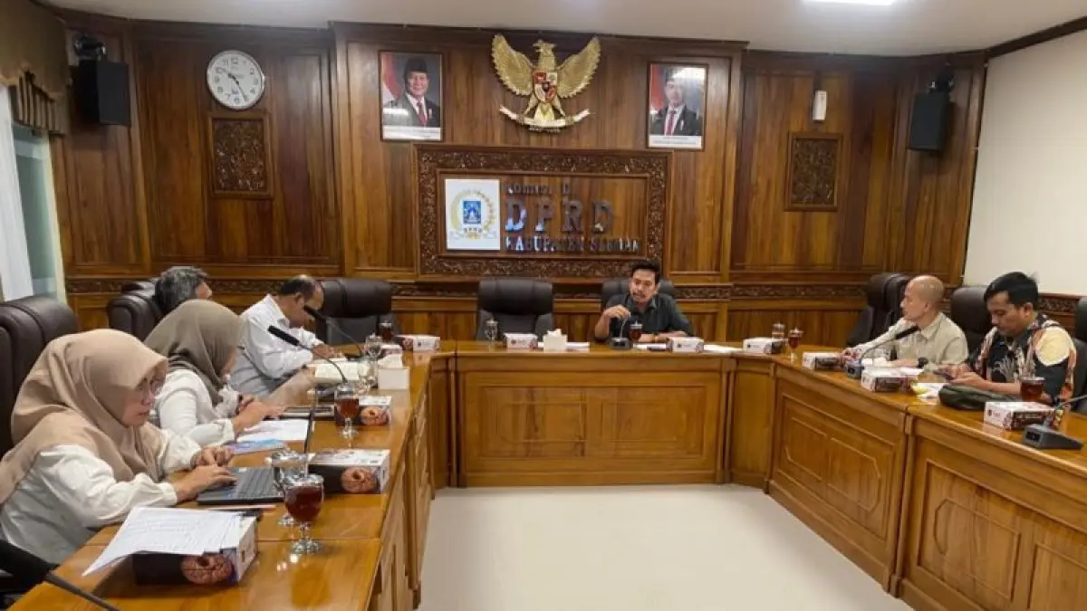PROGRAM SOSIAL: Sekretaris Komisi D DPRD Kabupaten Sleman H. Banudoyo Manggolo SKom memimpin rapat kerja didampingi anggota H. Dedie Kusuma SE dan Ali Imron SPd akhir pekan lalu. (YOGI IP/RADAR JOGJA)
&nbsp;