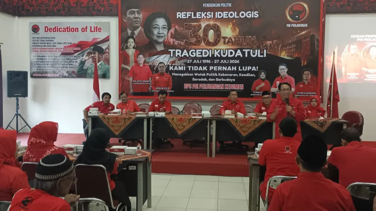 REFLEKSI: Kader PDI Perjuangan Kebumen menggelar peringatan peristiwa 27 Juli 1996 atau Kudatuli sebagai refleksi perjuangan tokoh partai terdahulu. (M Hafied/Radar Jogja)