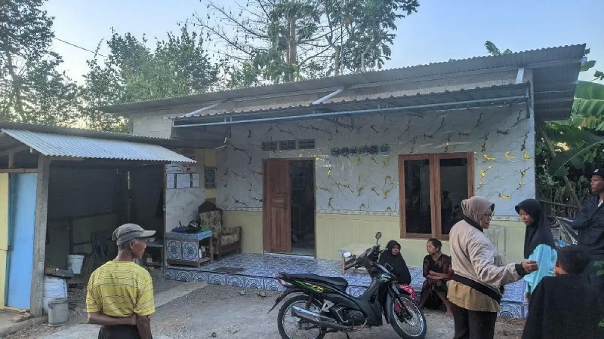 RUMAH DIBOBOL: Rumah milik Sukirat Aminudin di Padukuhan Wirik, Umbulrejo, Ponjong, menjadi sasaran pencurian saat ditinggal salat Subuh. Polisi masih menyelidiki kasus tersebut. (Dok. Polsek Ponjong)