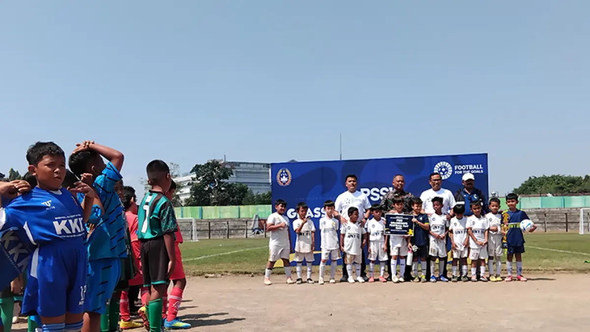 SIAPKAN BIBIT: Bupati Sleman Harda Kiswaya, Ketua Asprov PSSI DIY Dessy Arfianto dan Ketua Askab PSSI Sleman Deny Ardianta bersama peserta Grassroots Football Day 2026 di Lapangan Tridadi, Sleman, Minggu (26/7/2026). (Foto: Rizky Wahyu/Radar Jogja)