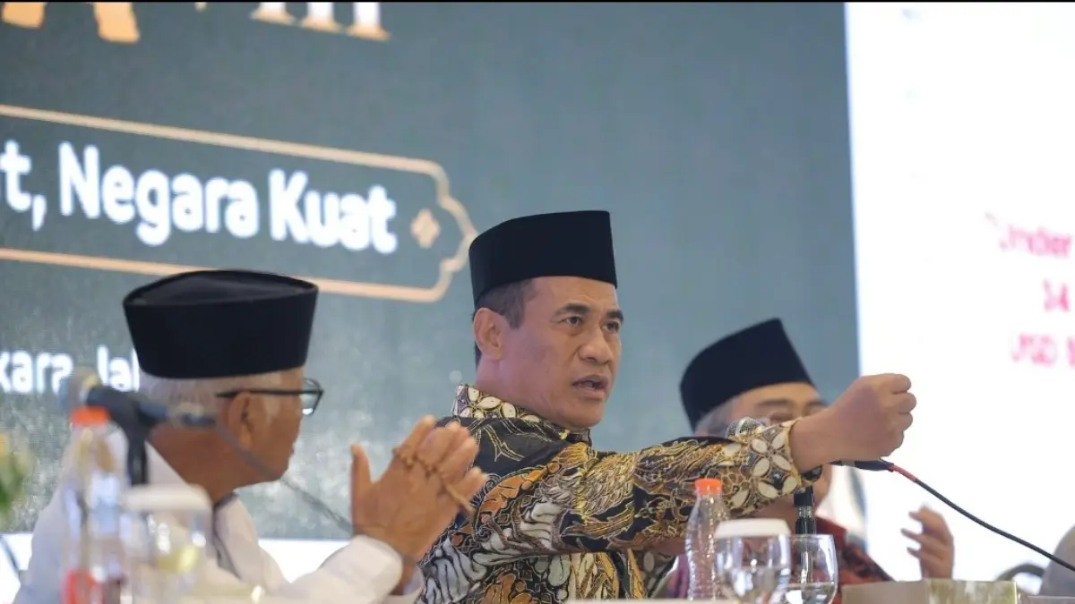 BIBIT TANAMAN UNTUK PESANTREN: Mentan Amran Sulaiman (tengah) saat menghadiri kongres umat Islam Indonesia VIII yang diselenggarakan Majelis Ulama Indonesia (MUI) di Jakarta, Minggu (26/7/2026).(ISTIMEWA)