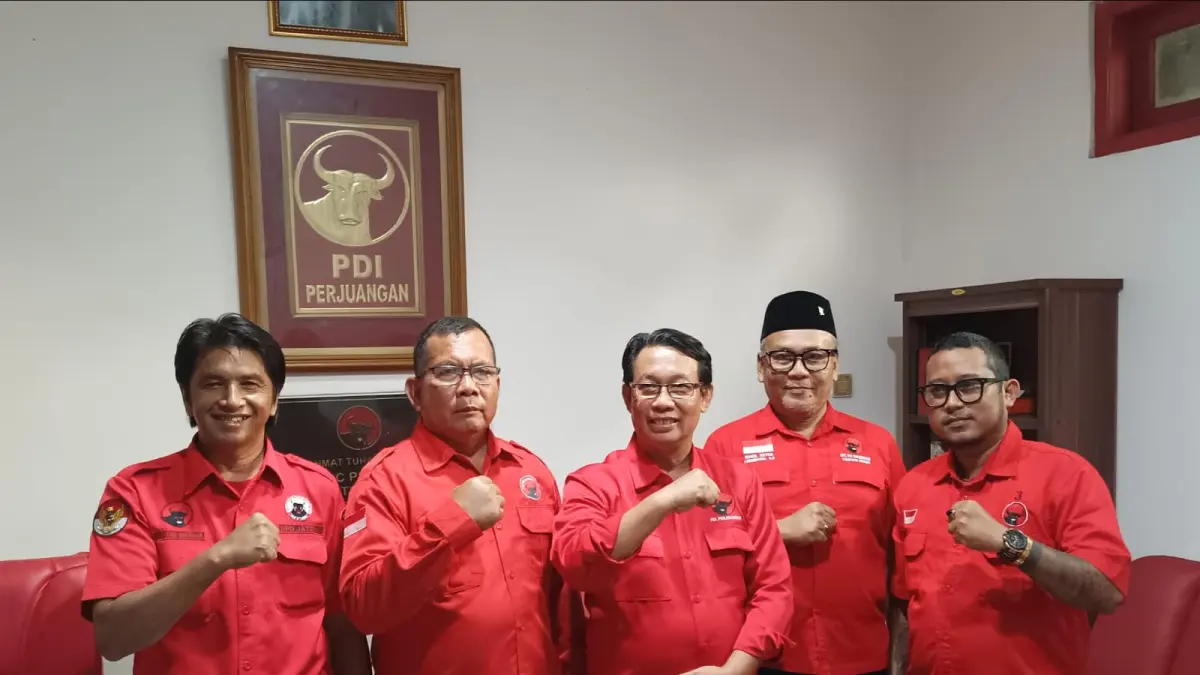Ketua DPC PDI Perjuangan Saiful Hadi didampingi para pengurus partai menyatakan solid dalam menjaga marwah partai. (M Hafied/Radar Jogja)