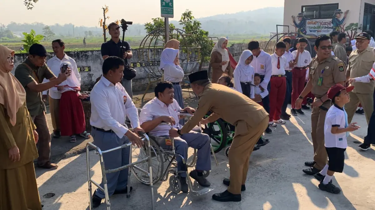 KUNJUNGAN: Wakil Bupati Kulon Progo memimpin upacara bendera di SLB Bhakti Wiyata. (ANOM BAGASKORO/RADAR JOGJA)