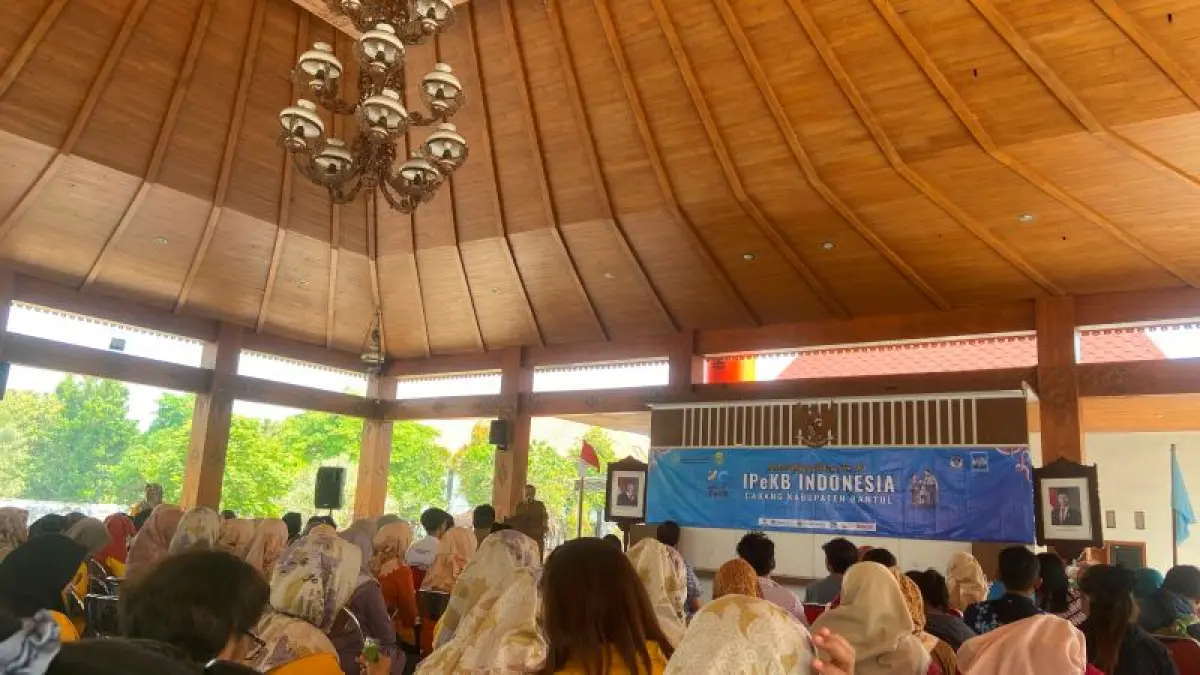 MOMENTUM: Bupati Bantul Abdul Halim Muslih memberikan sambutan di Peringatan HUT Ke-19 IPeKB Indonesia di Pendapa Parasamya II Senin (27/7).&nbsp;(CINTIA YULIANI/RADAR JOGJA)