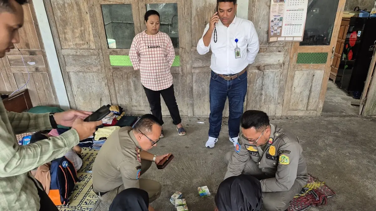 ‎PERSEMPIT PEREDARAN:Petugas Satpol PP Gunungkidul dan Bea Cukai Jogjakarta melakukan pemeriksaan dalam operasi gabungan pemberantasan rokok ilegal. (Dok. Satpol PP Gunungkidul)