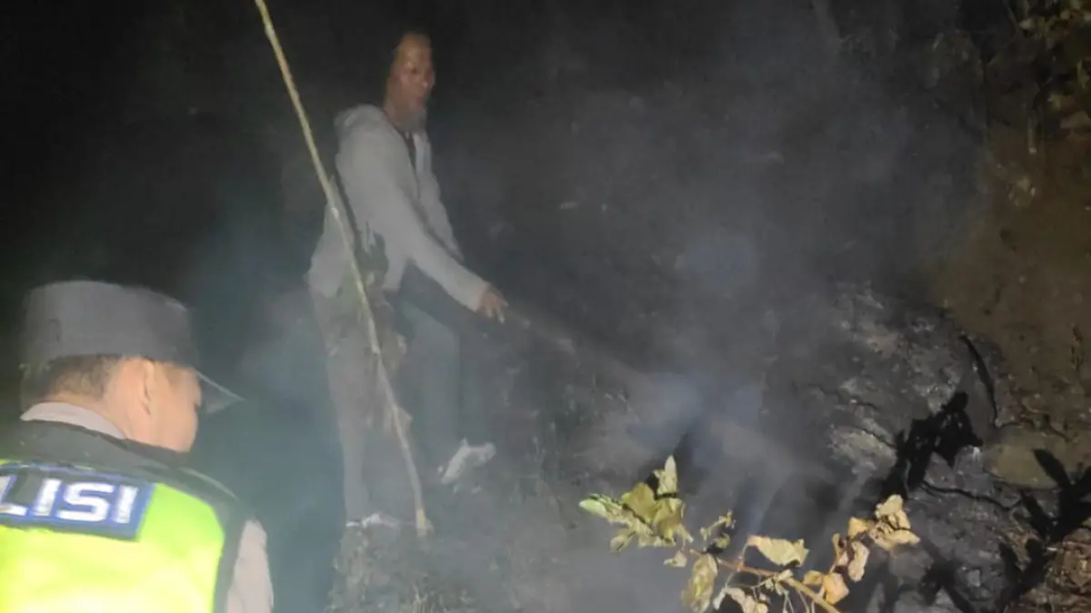 Polisi bersama warga berupaya memadamkan kobaran api yang terjadi di kawasan hutan pinus milik Perhutani. (Dokumen Polres Kebumen)