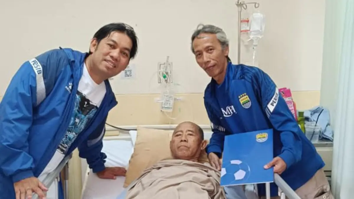 Potret Persib Bandung menjenguk legenda, Uut Kuswendi di Rumah Sakit Hasan Sadikin (RSHS) Bandung. (PERSIB)