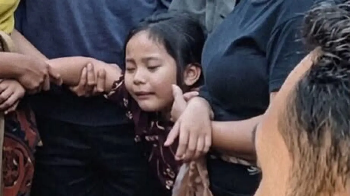 Seorang anak tampak menangis di dekat jasad pria yang diduga merupakan pelaku pencurian ayam di Desa Batunya, Kecamatan Baturiti, Kabupaten Tabanan, Bali. (X/@hudanmuzakki)
