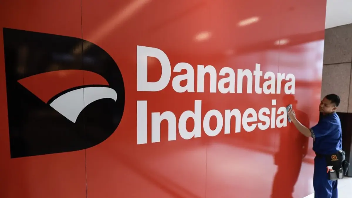 Tampilan logo dan identitas visual Danantara Indonesia yang terpasang anggun di area perkantoran. (X/@txtpersahaman)