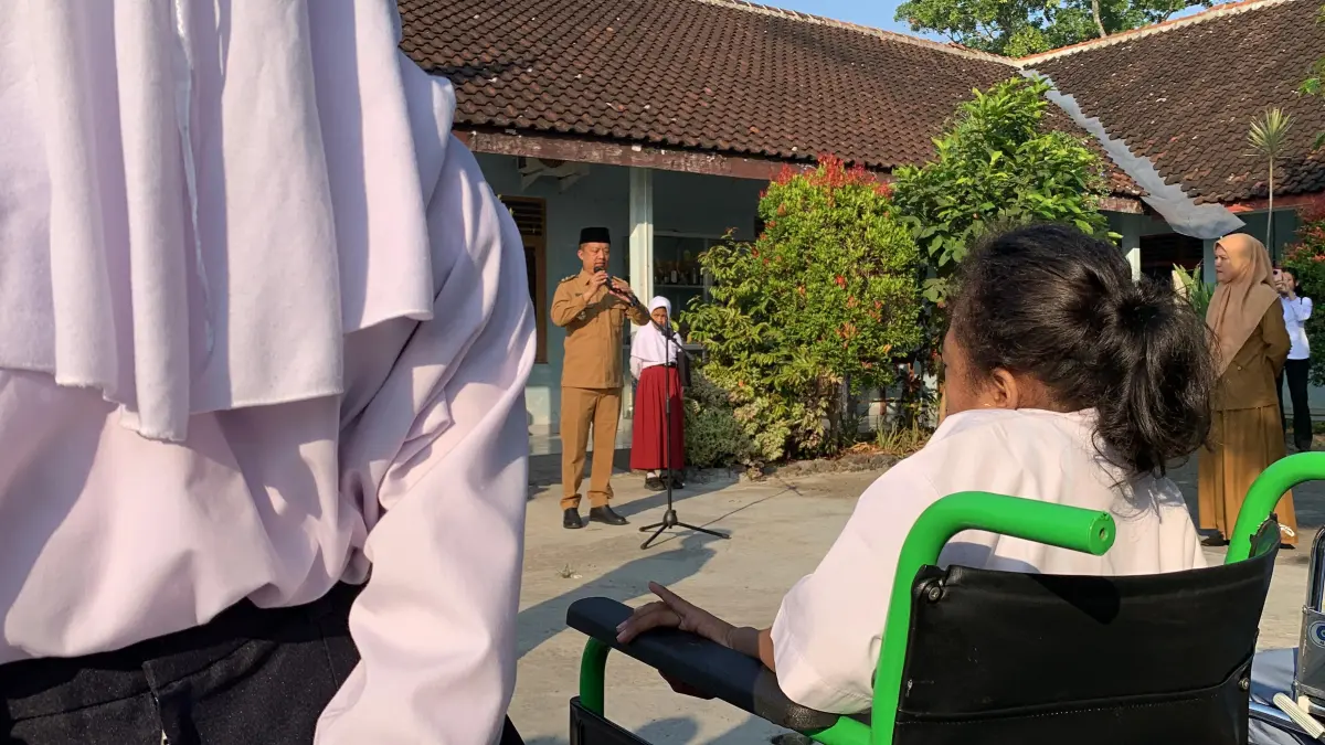 Wakil Bupati Kulon Progo Ambar Purwoko memimpin upacara bendera di SLB Bhakti Wiyata.