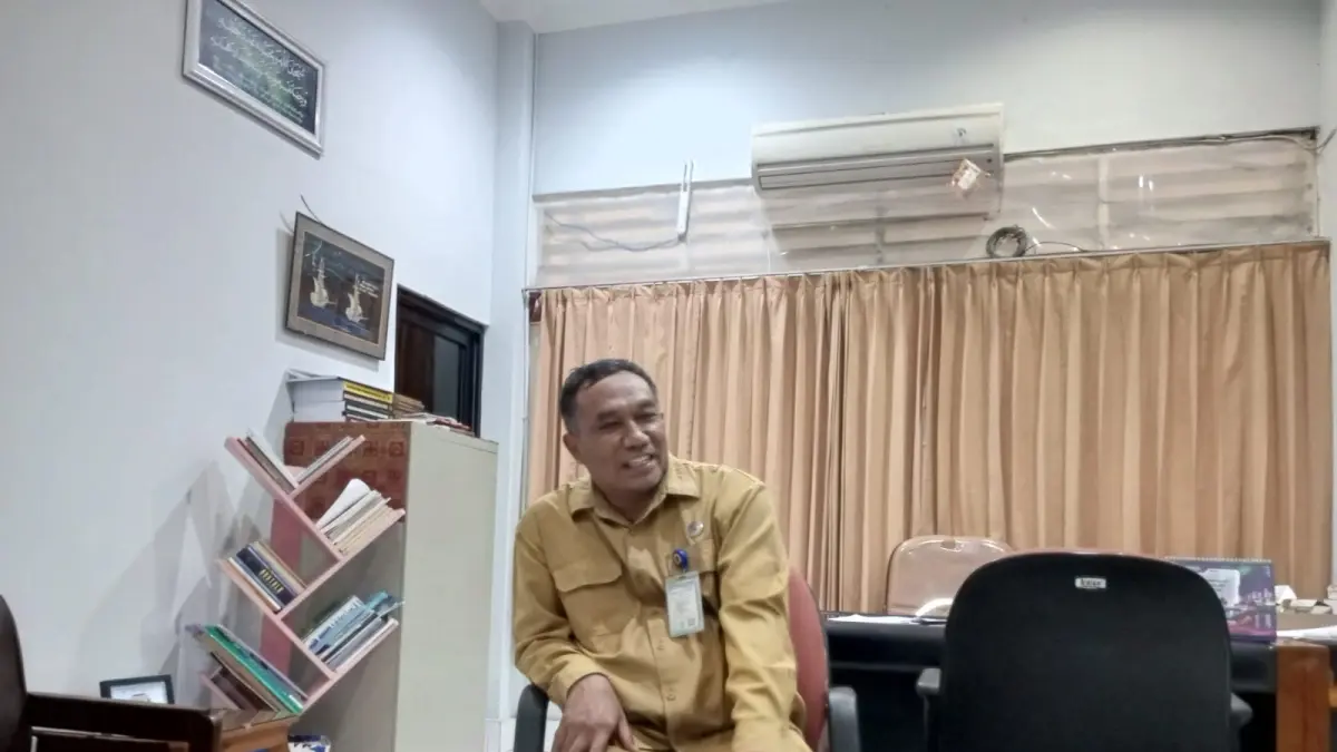 Yusuf Bastiar/Radar Jogja: Kepala Bidang Pembinaan SMA Disdikpora DIJ Tukiman saat dimintai keterangan wartawan di ruang kerjanya pada Senin (27/7).