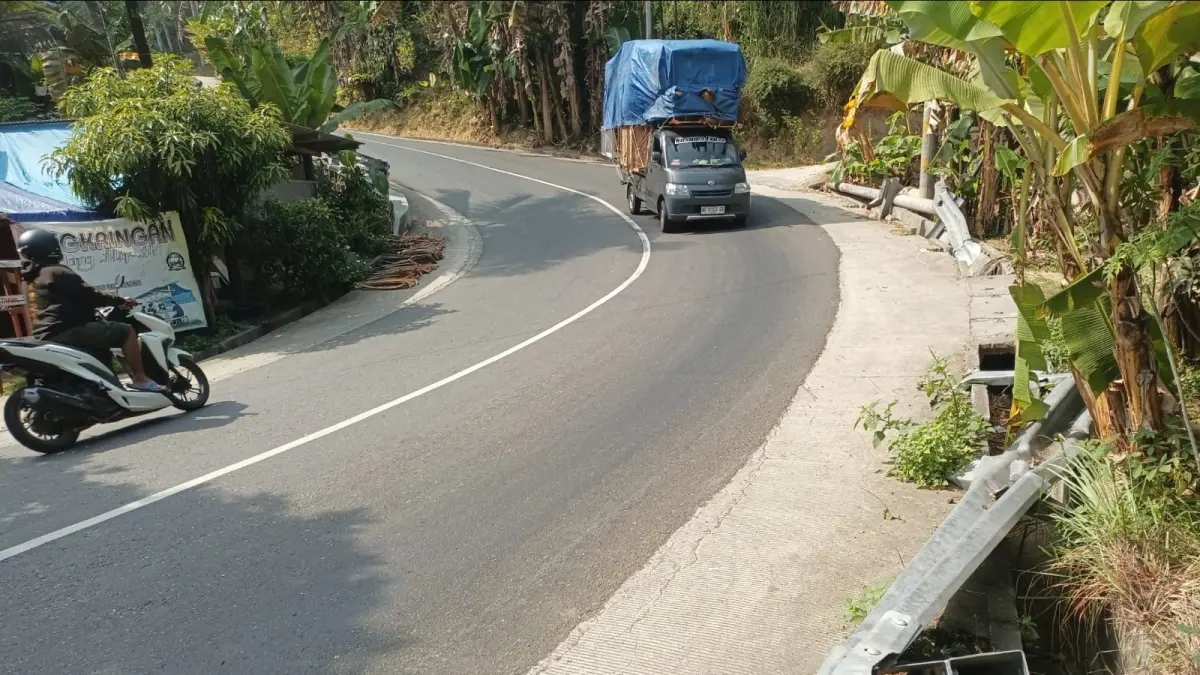 Besi pembatas jalan di ruas Jalan Karangbolong-Logending tampak rusak setelah diseruduk truk bermuatan berat. (M Hafied/Radar Jogja)