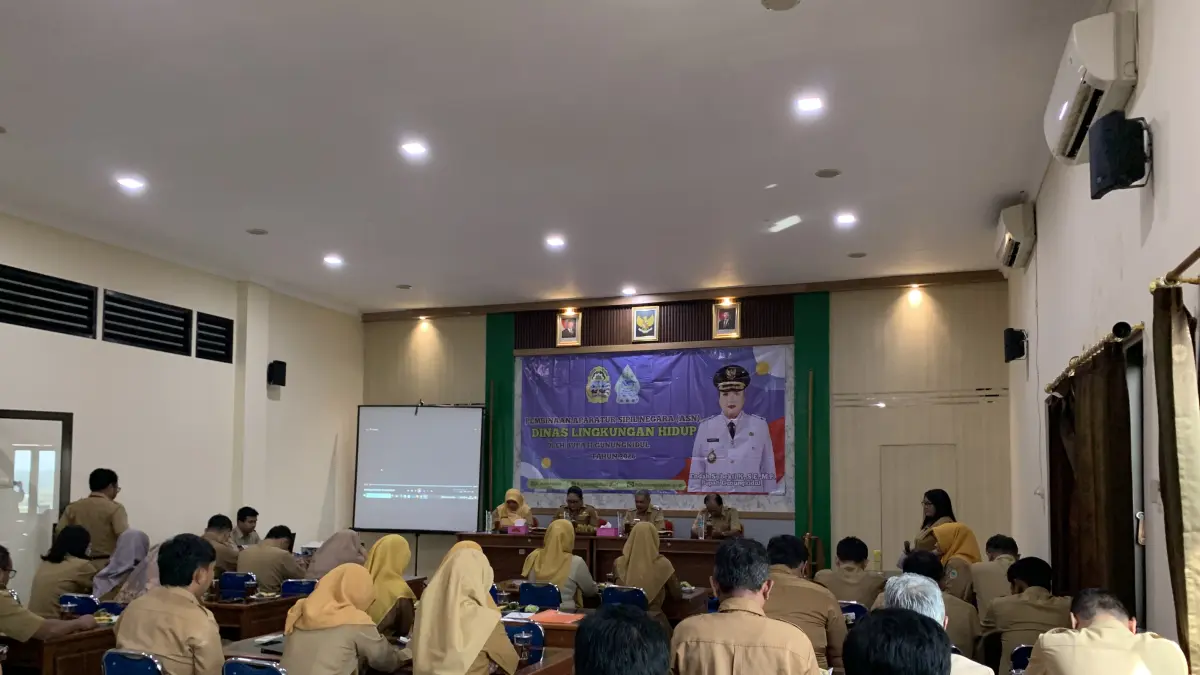 ‎Bupati Gunungkidul Endah Subekti Kuntariningsih memberikan arahan kepada jajaran Dinas Lingkungan Hidup (DLH) saat pembinaan pegawai di Kantor DLH Gunungkidul, Selasa (28/7/2026).