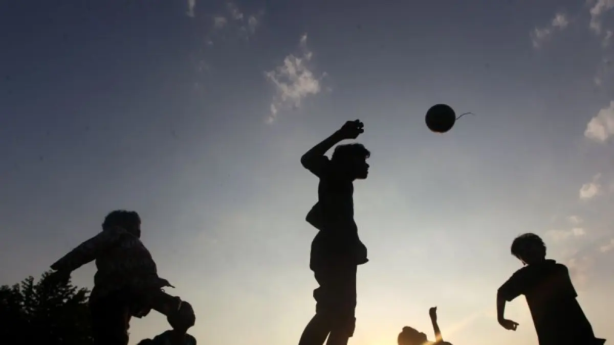 Siluet bocah bermain bola di lahan terbuka saat cuaca panas di Pakem, Sleman Selasa (28/7). BMKG Jogjakarta mengingatkan musim kemarau di DIY mulai memasuki fase mengkhawatirkan. Sejumlah wilayah di Bantul dan Gunungkidul bahkan telah mengalami lebih dari 60 hari tanpa hujan dan masuk kategori awas kekeringan. (Guntur Aga Tirtana/Radar Jogja)

