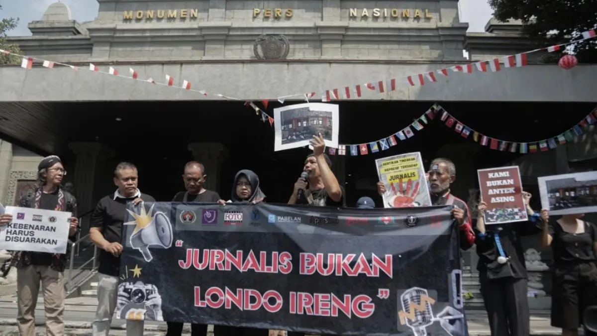 Jurnalis, pewarta foto, dan lembaga pers mahasiswa (LPM) se-Soloraya menggelar aksi damai di Bundaran Monumen Pers Nasional, Solo, Selasa (28/7/2026) pagi. (Foto: PFI Solo/M Nursina) 