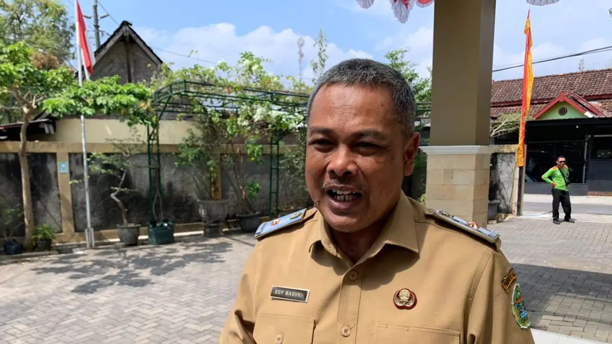 Kepala Dinas Lingkungan Hidup Gunungkidul Edy Basuki memberikan keterangan kepada awak media usai rapat bersama Bupati Gunungkidul, Selasa &nbsp;(28/07/2026). (Dzika Fajar/Radar Jogja)