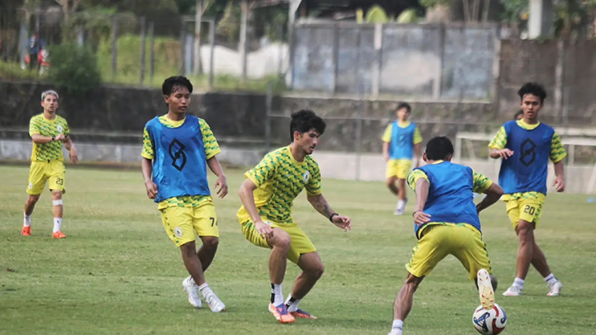 PANASI MESIN: Pemain PSS mengikuti sesi latihan jelang kompetisi Liga 1 di Lapangan Pakembinangun, Sleman, Selasa (28/7).  (Foto: Guntur Aga Tirtana/Radar Jogja)