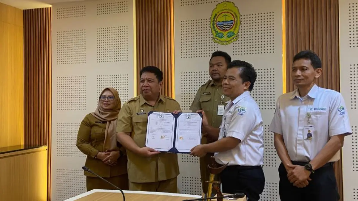SEMAKIN LEBIH MUDAH: Kepala Disdukcapil Kabupaten Bantul Kwintarto Heru Prabowo (dua dari kiri) bersama Kepala Cabang BPJS Kesehatan Cabang Jogjakarta Subkhan menunjukkan dokumen kerja sama di Ruang Rapat Sekretaris Daerah (27/7). (Cintia Yuliani/Radar Jogja)