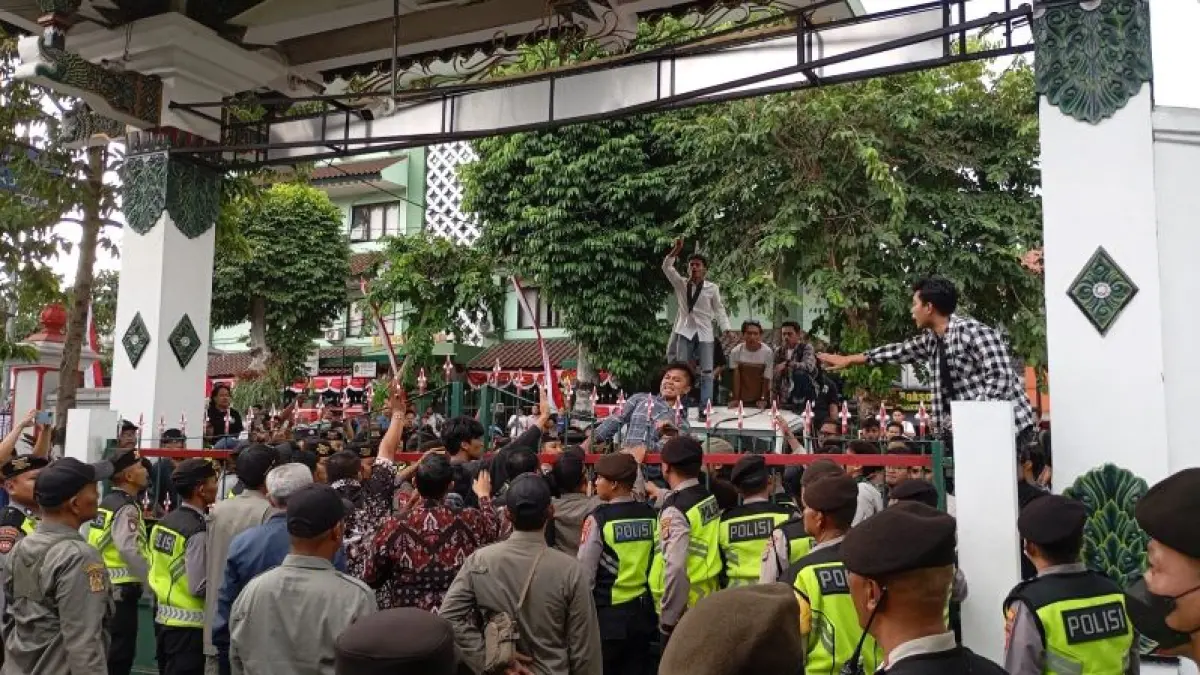 RICUH:&nbsp;Suasana ricuh aksi yang digelar oleh HMI Cabang Yogyakarta di Balai Kota Timoho pada Selasa (28/7). Massa aksi menuntut agar wali kota menyelesaikan permasalahan sampah. (IWAN NURWANTO/RADAR JOGJA)