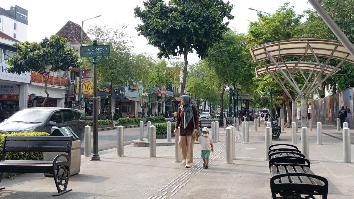 Salah satu titik plang Jalan Malioboro yang ada di depan Kantor DPRD DIY. Fasilitas tersebut bersifat gratis jika ingin digunakan wisatawan untuk berswafoto. (IWAN NURWANTO/RADAR JOGJA)